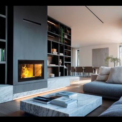 Sala de estar com lareira, estantes pretas, sofá cinzento e mesa de centro em mármore.
