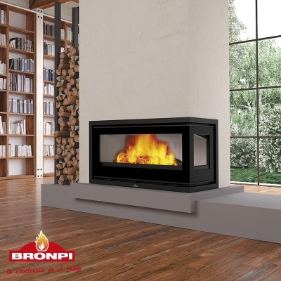 Lareira moderna embutida com fogo e estrutura preta em sala com chão de madeira