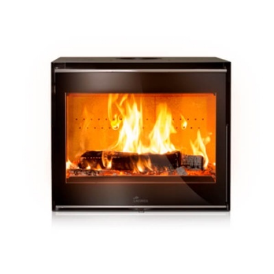 Lareira preta com vidro frontal e fogo visível em chamas