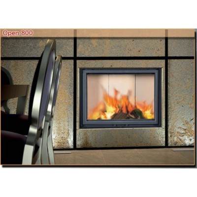 Lareira moderna embutida em parede metálica com cadeiras à esquerda e texto Open 800