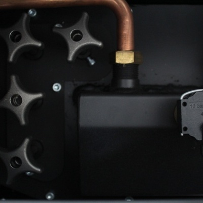 Sistema de aquecimento com válvulas de metal e tubos de cobre