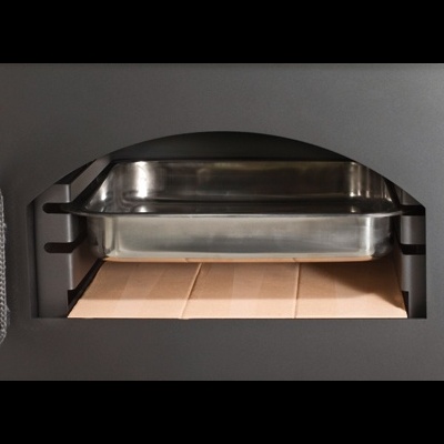 Tabuleiro de aço inox dentro de forno preto com porta de vidro