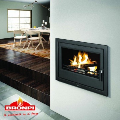 Lareira embutida de parede com moldura preta e fogo aceso