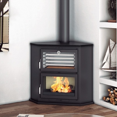 Lareira a lenha preta com fogo visível instalada num canto interior