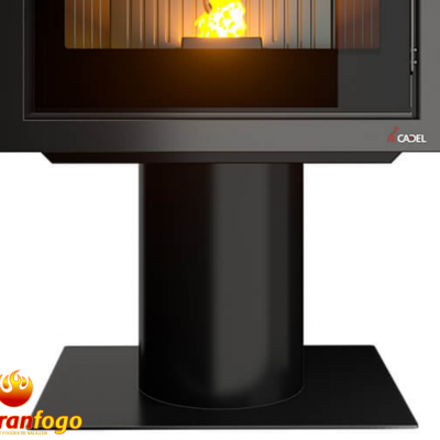 Lareira a gás preta com chama visível e base cilíndrica