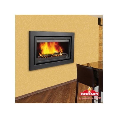 Lareira embutida preta com fogo aceso numa parede amarela com cadeira preta ao lado