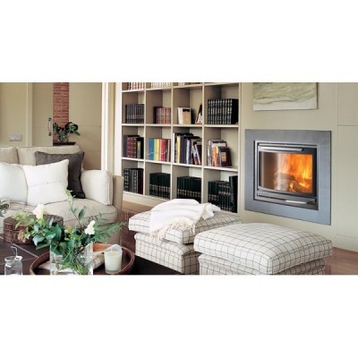 Sala de estar com lareira, estante de livros, sofá e banquetas xadrez