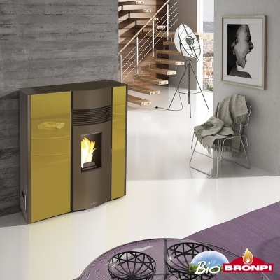 Lareira de parede dourada e preta com fogo visível num ambiente moderno com cadeira e escada