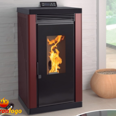 Estufa de pellets preta com bordas vermelhas com chama visível e painel digital