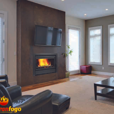 Lareira moderna embutida com fogo aceso numa sala de estar clara e mobiliário escuro