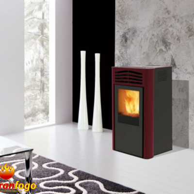 Salamandra pellet vermelha e preta com fogo visível num ambiente moderno