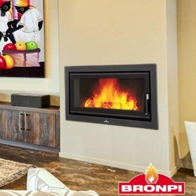 Lareira embutida preta com fogo aceso numa parede bege interior