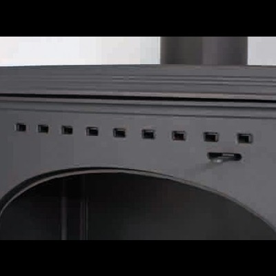 Parte superior de salamandra preta em metal fundido com aberturas quadradas e alavanca