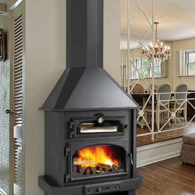 Lareira preta de ferro fundido em sala com lenha acesa e logótipo Bronpi