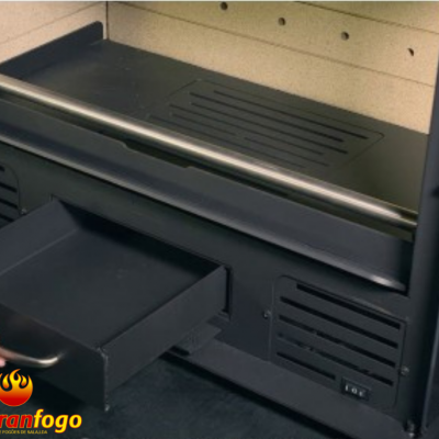Fogão a lenha preto com gaveta removível e grelhas de ventilação