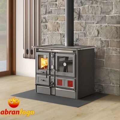 Fogão a lenha em ferro fundido com portas de vidro e acabamento cinza