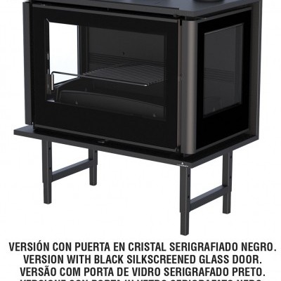 Lareira de metal preta com porta de vidro serigrafado negro e visor lateral em vidro.