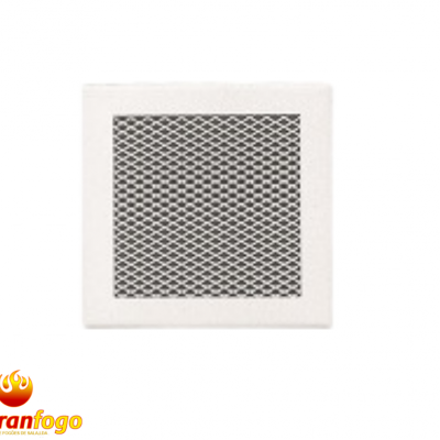 Grelha quadrada metálica com moldura branca e padrão de malha losangular.