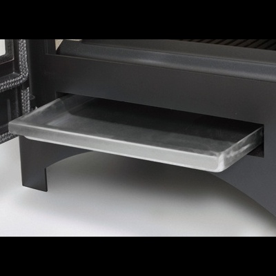 Placa metálica prateada numa base de forno preto