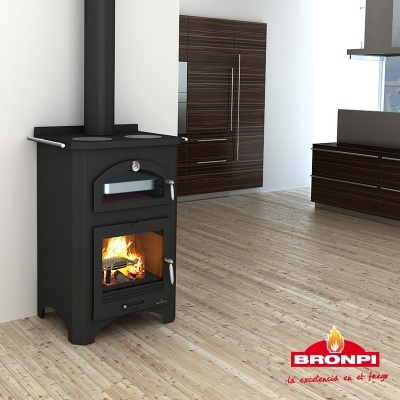 Fogão a lenha preto com forno e vidro, cozinha moderna com móveis escuros