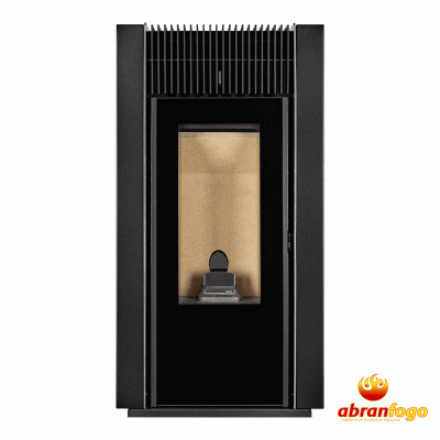 Lareira preta de metal com interior de tijolo refratário e porta de vidro