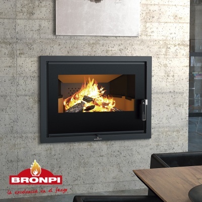 Lareira embutida na parede com porta de vidro e fogo aceso