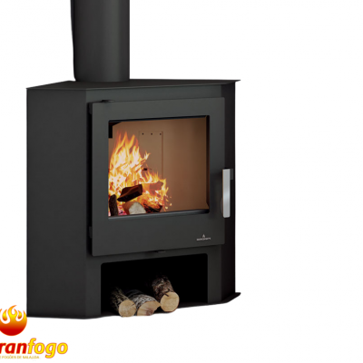 Lareira preta de metal com vidro e fogo aceso