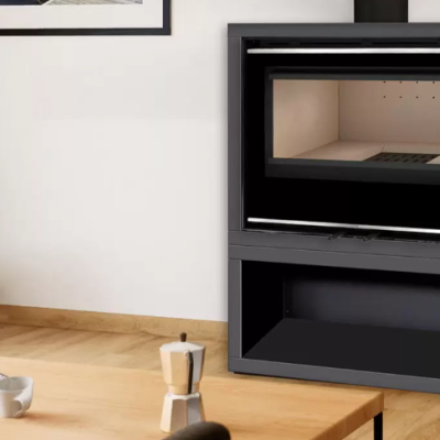 Lareira metálica preta Portimão SL 695 numa sala com cadeira e mesa