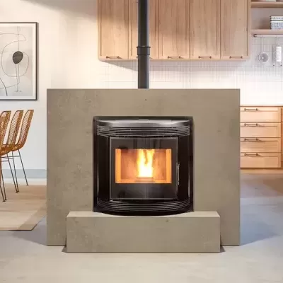 Lareira moderna com moldura preta numa sala de cozinha com móveis em madeira clara