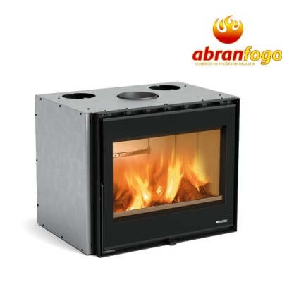 Lareira fechada de aço com fogo interior e logótipo abranafogo