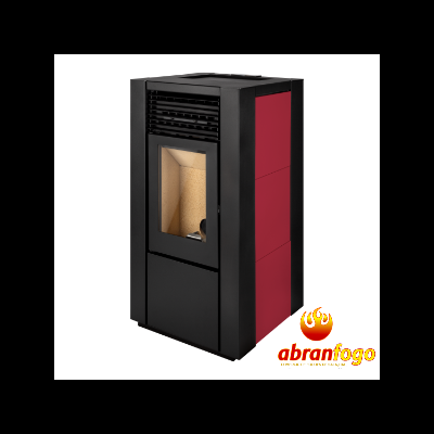 Estufa a pellets preta com painéis vermelhos e vidro frontal para visualização da chama