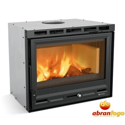 Lareira metálica cinza e preta com fogo aceso e logótipo abran fogo