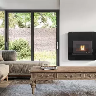 Sala de estar com sofás bege, mesa de madeira, lareira preta e grandes janelas