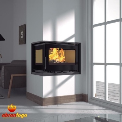 Lareira embutida de canto preta com vidro e fogo interior numa sala branca iluminada