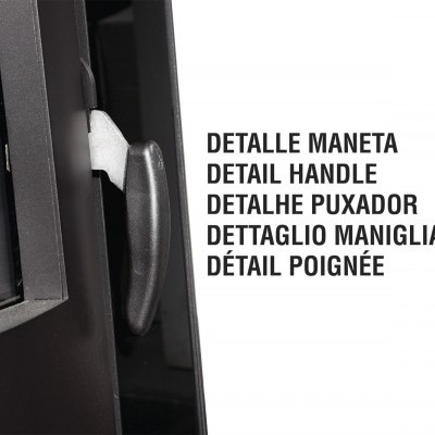 Puxador preto fosco numa porta com texto descritivo em várias línguas sobre o puxador.