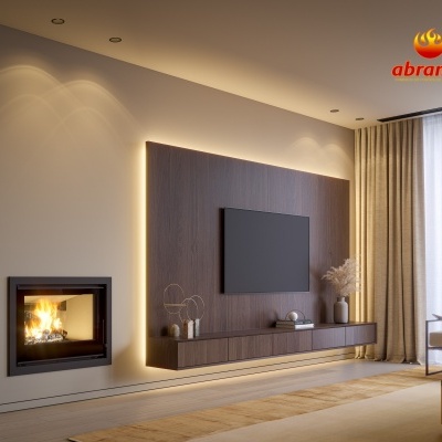 Sala moderna com lareira embutida, painel de madeira e televisão, decoração neutra e janela grande