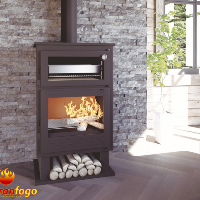 Lareira metálica preta com forno e vidro, madeira na base, contra parede de pedra num ambiente moderno