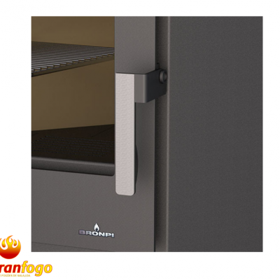 Detalhe de porta metálica cinza com pega e logo BRONPI