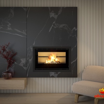 Lareira embutida moderna em painel marmoreado com cadeira bege e luminária ao lado