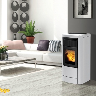 Lareira a pellets branca com chama visível em sala moderna