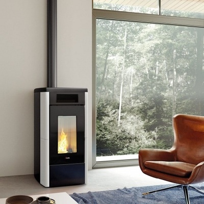 Salamandra a pellets branca e preta numa sala moderna com janela grande e cadeira de pele castanha