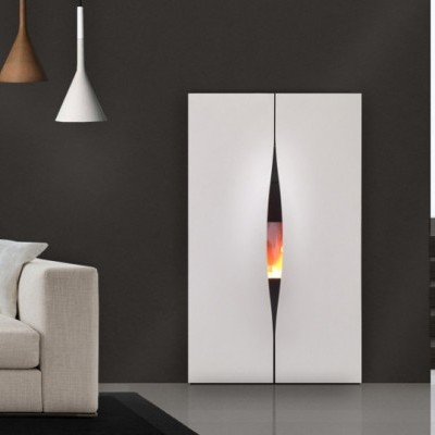 Sala moderna com sofá bege, candeeiros pendentes, armário branco iluminado e escadas de cimento