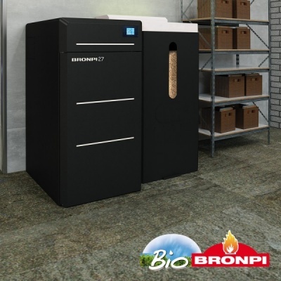 Caldeira preta BRONPI 27 com depósito de pellets e display azul