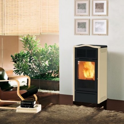 Lareira a pellets em sala com cadeira, plantas e cortinas