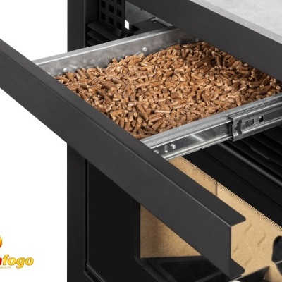 Depósito metálico deslizante cheio de pellets numa estrutura preta com vidro frontal