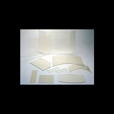 Várias chapas transparentes de vidro ou acrílico em diferentes formatos e tamanhos