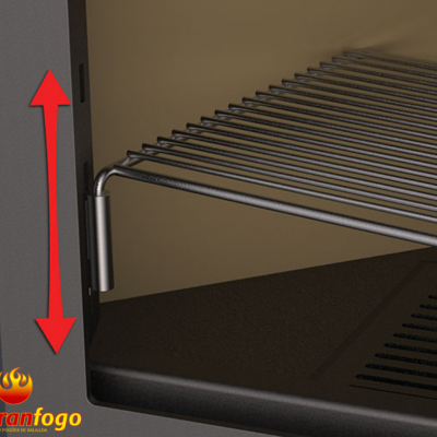 Grelha metálica ajustável de forno ou churrasqueira com seta vermelha vertical.