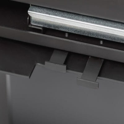 Detalhe da saída de papel de uma impressora a jato de tinta preta