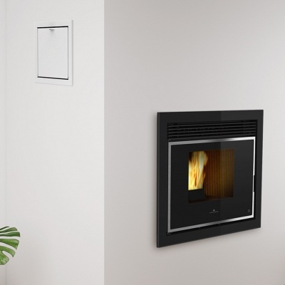 Lareira embutida de parede preta com chama visível