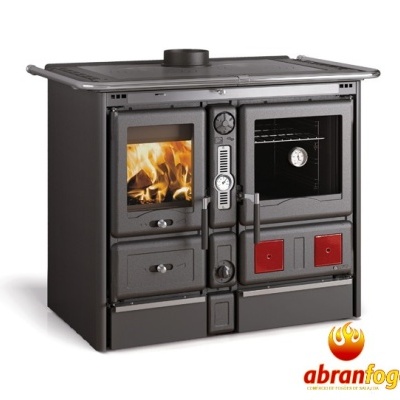 Fogão a lenha preto com fogo visível, forno e logótipo abranfogo